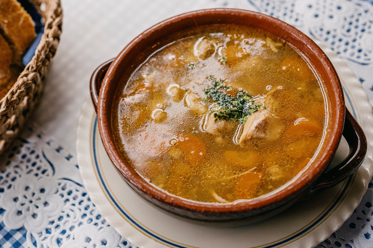 Köstliche und erfrischende klare Suppe