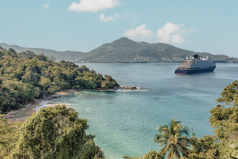 Richten Sie Ihr Augenmerk auf das abgestufte Heck. Einer Yacht gleich, fächern sich hier Sonnendecks über Sonnendecks auf.