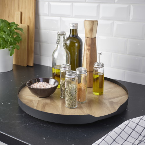 Il vassoio girevole Smääta, con impiallacciatura di acacia e telaio in metallo è pratico e, allo stesso tempo, porta un tocco di stile in cucina.