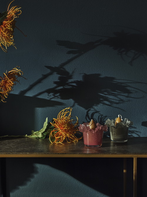 I porta candele di vetro colorato in pasta: tonalità calde e naturali, ispirate ai colori dell’autunno, per portare eleganza e armonia.
