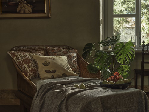 Cuscini in ciniglia di cotone con ricami tono su tono, o in lino tinto con colori naturali, accostati al comfort del plaid in lana mohair.