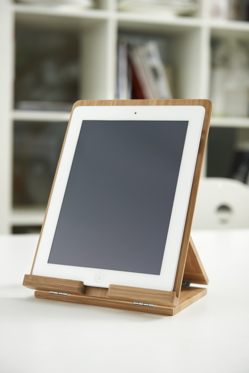 Il supporto per il tablet in bambu Grimar, è perfetto per appoggiare il device durante la navigazione, guardare un film o seguire una ricetta.