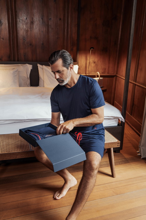 Andreas Caminada trägt hier die kurzärmlige Variante des Pyjamas.
