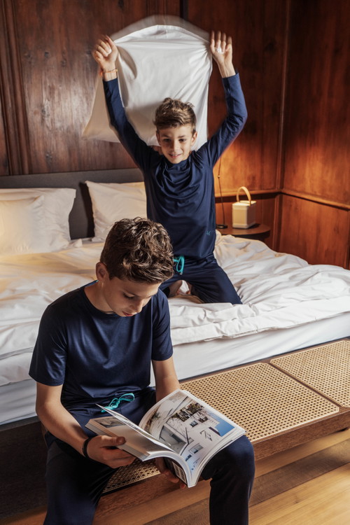 Die Kollektion umfasst auch Modelle für Kinder. Hier tragen sie Caminadas Söhne Finn und Cla.