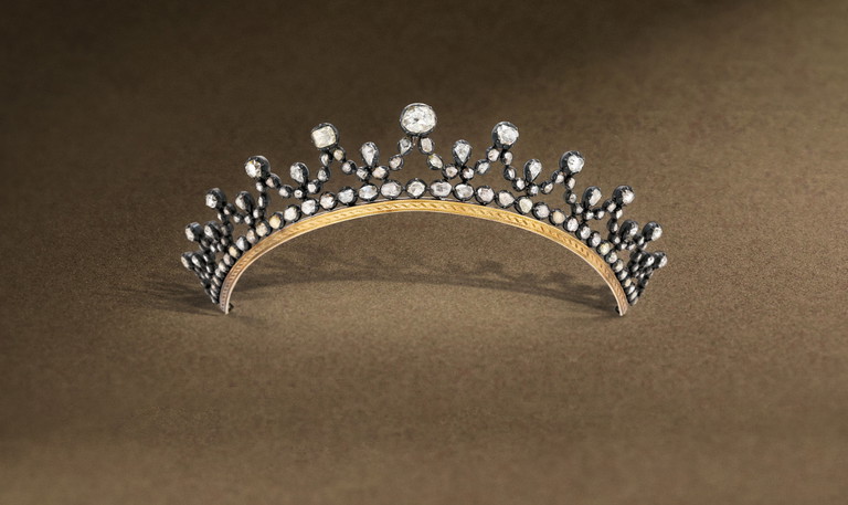 Diamant Diadem zus. ca. 20 ct aus altem europäischen Adelsbesitz der Familie FanfognaGaragnin. 
Schätzwert:
EUR 20.000,- bis EUR 30.000,-.