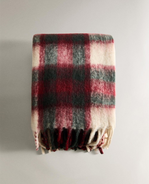 Il morbido plaid a quadri è perfetto per chi ama le fantasie scozzesi.