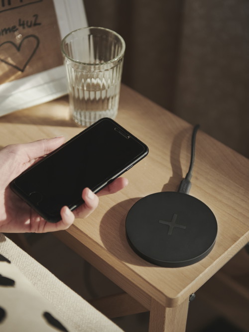 Per chi cerca praticità e semplicità, il caricabatteria wireless Livboj è la soluzione ideale per ricaricare lo smartphone senza cavi.