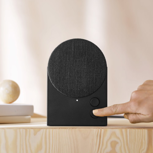 La cassa Bluetooth Nattbad è facile da collegare a smartphone, computer o altri dispositivi. Si connette a più altoparlanti per diffondere la musica in stanze diverse.