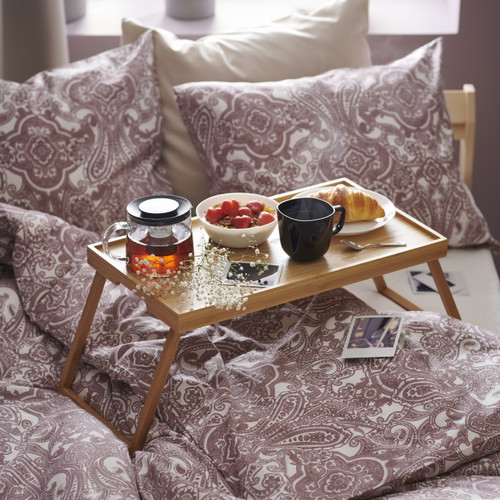 Una colazione a letto è un modo piacevole di iniziare la giornata. Con il vassoio da letto in bambù Resgods tazze, bicchieri e piatti restano perfettamente fermi.