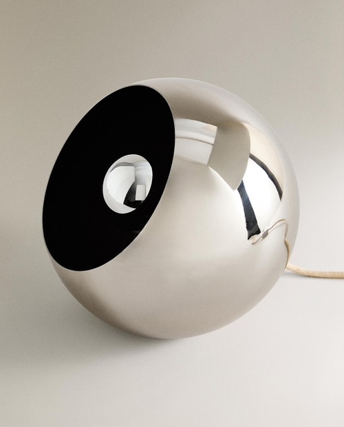 La lampada da tavolo a semisfera, da completare con una lampadina dal bulbo in parte metallizzato, crea una luce d’atmosfera su madie e consolle.