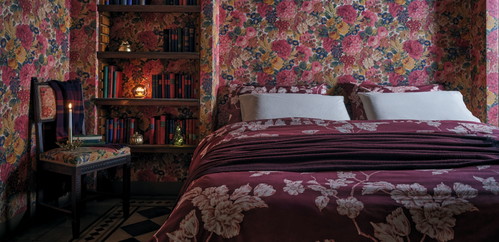 Copripiumino a fondo bordeaux da abbinare a federe tinta unita per alleggerire la cromaticità del completo letto, coordinata con plaid. 