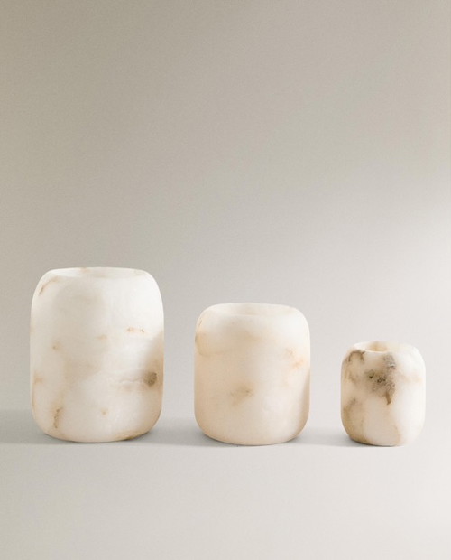 I porta candele con effetto alabastro, disponibili in tre misure, sono ideali per creare una luce d’atmosfera nel living oppure in camera da letto.