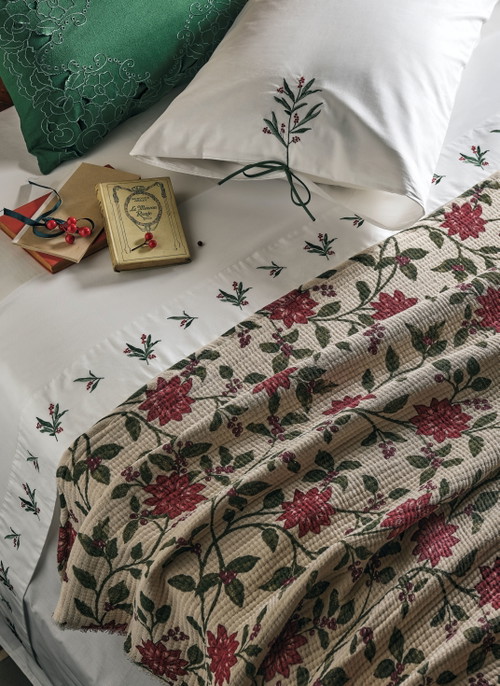 Delicati ricami adornano la federa e il bordo del lenzuolo in stile romantico. Perfetto il quiltino matelassé che si abbina nei cromatismi.