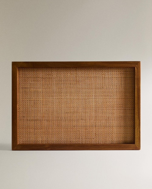 Il vassoio rettangolare in legno e paglia si adatta a qualsiasi arredo. Ideale per accogliere gli ospiti con eleganza, offrendo dolci e altre delizie.