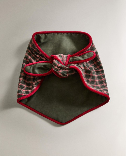 La bandana in cotone a quadri è pensata per vestire il collo degli amici a quattro zampe con uno stile natalizio.