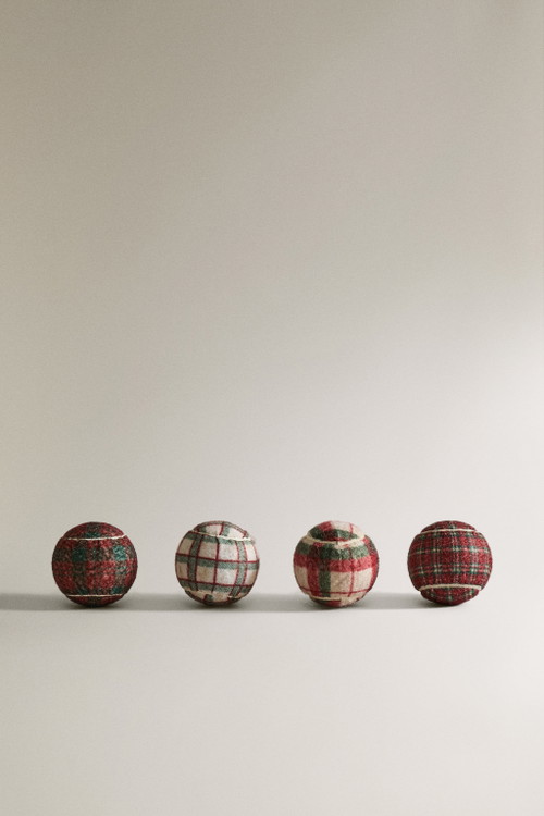 Con il set di quattro palline decorate, si gioca con i colori dedicati alle festività.