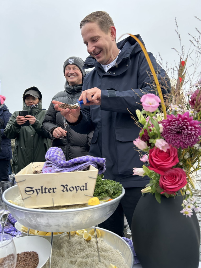Jan-Philipp Berner beim öffnen der Sylter Royal
