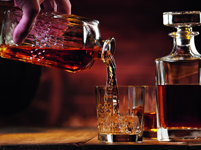 Whisky trinkt man rund um den Globus, doch über die richtige Art und Weise herrscht erstaunliche Uneinigkeit. Aber gibt es überhaupt feste Regeln?