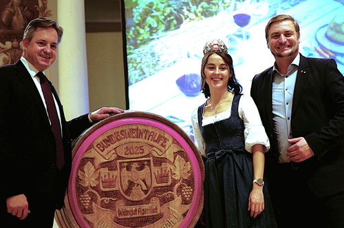 Bergland-Winzer in Eisenstadt: Oberösterreichs Winzerpräsident Leo Gmeiner mit Bundesweinkönigin Laura Hummel und Johannes Schmuckenschlager (v.r.n.l.). © Roland Graf