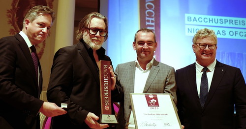 Gratulation! Weinbaupräsident Johannes Schmuckenschlager mit dem »Bacchuspreis«-Träger Nicholas Ofczarek, Herbert Oschep (Weintourismus Burgenland) und Chris Yorke (ÖWM; v.l.n.r.). 
© Roland Graf