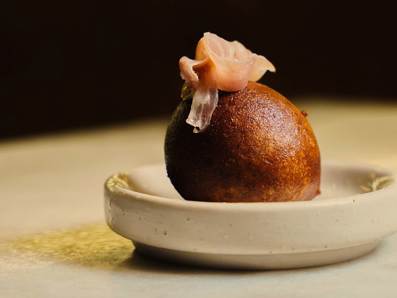 Pfifferling-Buñuelos – kleine frittierte Teigkugeln – gibt es zu dieser Jahreszeit im »La Sosenga«