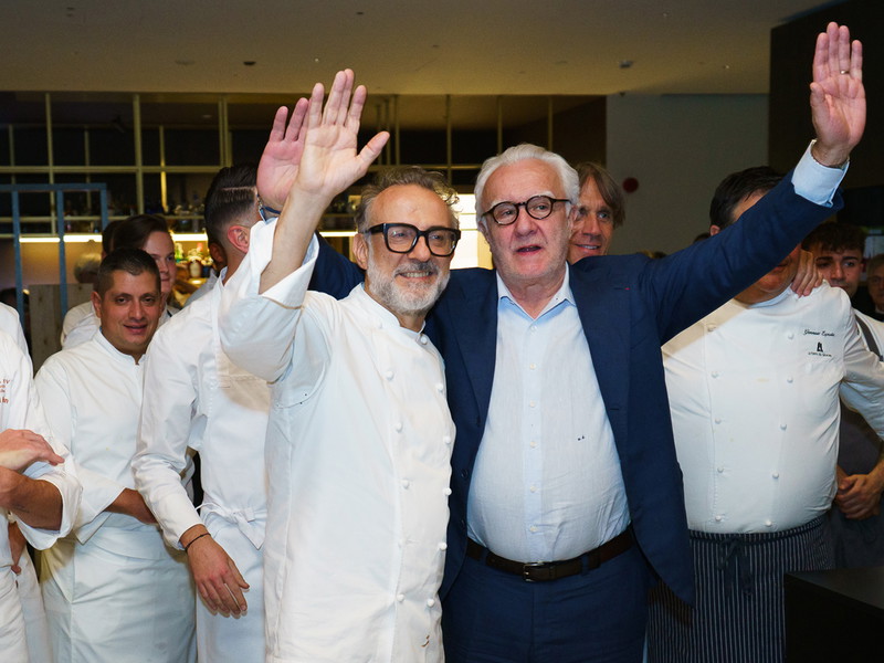 Der französische Koch Alain Ducasse (im Anzug) ist eine Ikone in der Gourmet-Welt.
