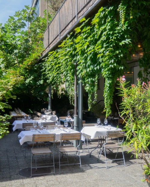 Im Sommer wird draussen im Innenhof serviert.