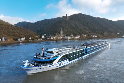190 Gäste in 95 Kabinen finden auf der «Viva Enjoy» (hier) Platz. Im November bricht sie zu einer speziellen Genussreise in Kooperation mit Falstaff auf. Für 2027 steht ein weiteres Highlight auf dem Programm von VIVA Cruises: Ab dann wird nämlich die neu gelaunchte «Viva Unique» in der Lagune Venedigs und auf dem Po unterwegs sein.
