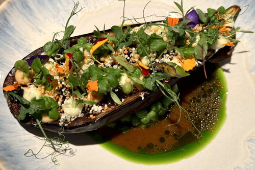 Nils Henkel: Geschmorte Aubergine – Tandoori-Bouillon, Miso, Meerrettich, Erbsen.