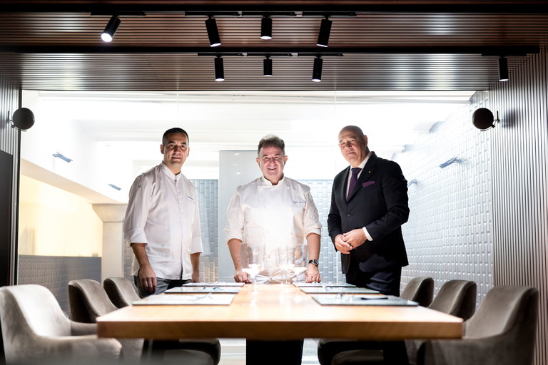 Die Köche Paolo Casagrande, Martín Berasategui und Sommelier Joan Carles brachten den dritten Michelin-Stern ins »Lasarte«.