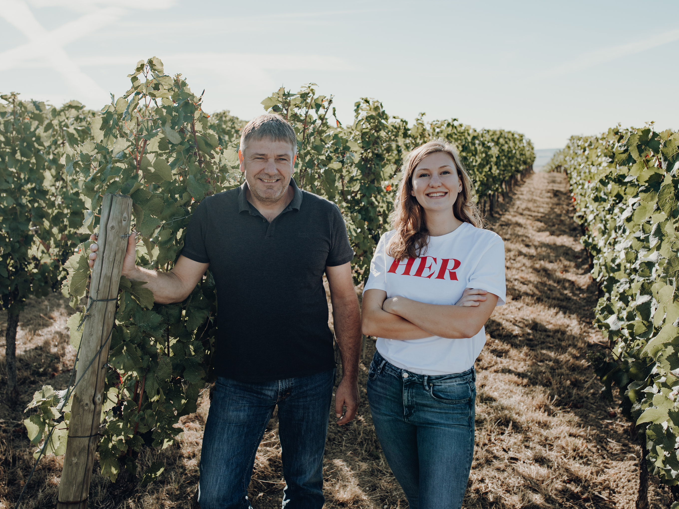 Auf ihrem biodynamischen Weingut bringen Martina Bernhard-Fazzi und ihr Vater Jörg Natur und Wein in Einklang.