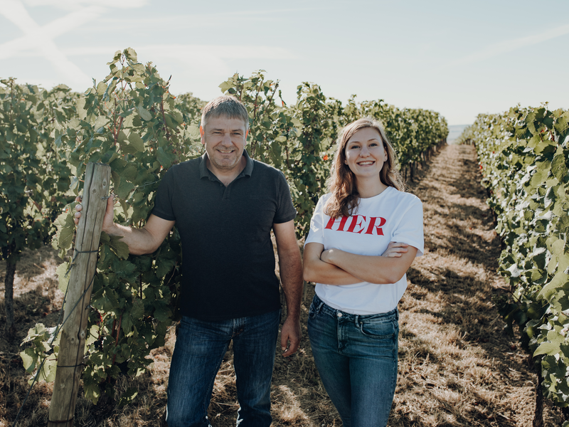 Auf ihrem biodynamischen Weingut bringen Martina Bernhard-Fazzi und ihr Vater Jörg Natur und Wein in Einklang.