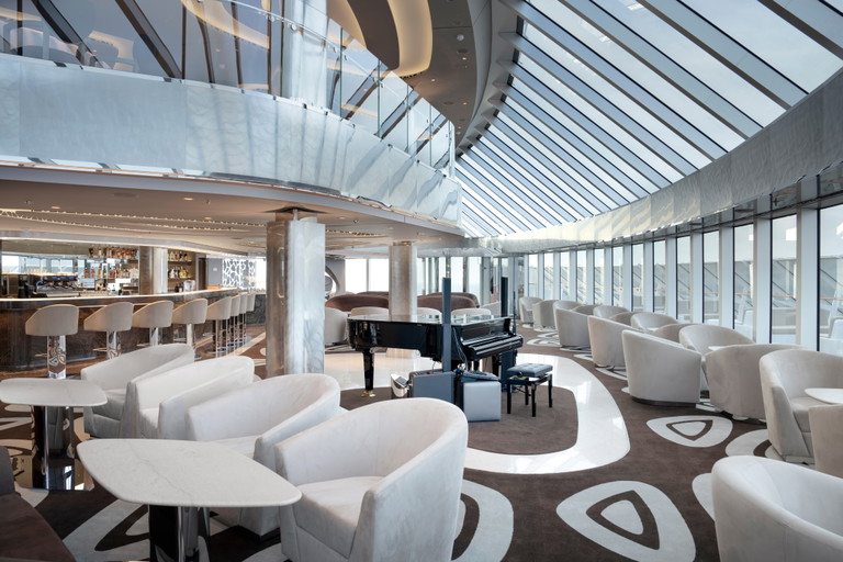 Die «Top Sail Lounge» des «MSC Yacht Club» befindet sich ganz vorne auf dem Schiff. Ein Butler hilft einem bei der Einschiffung und allem anderen an Bord.
