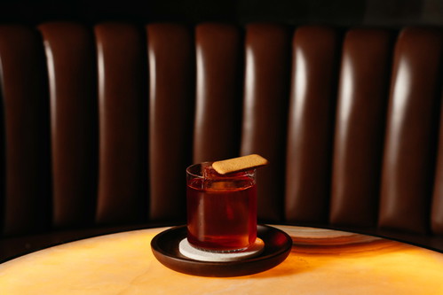 Der Negroni Messino ist zwar herb, kommt aber mit süßer Begleitung.