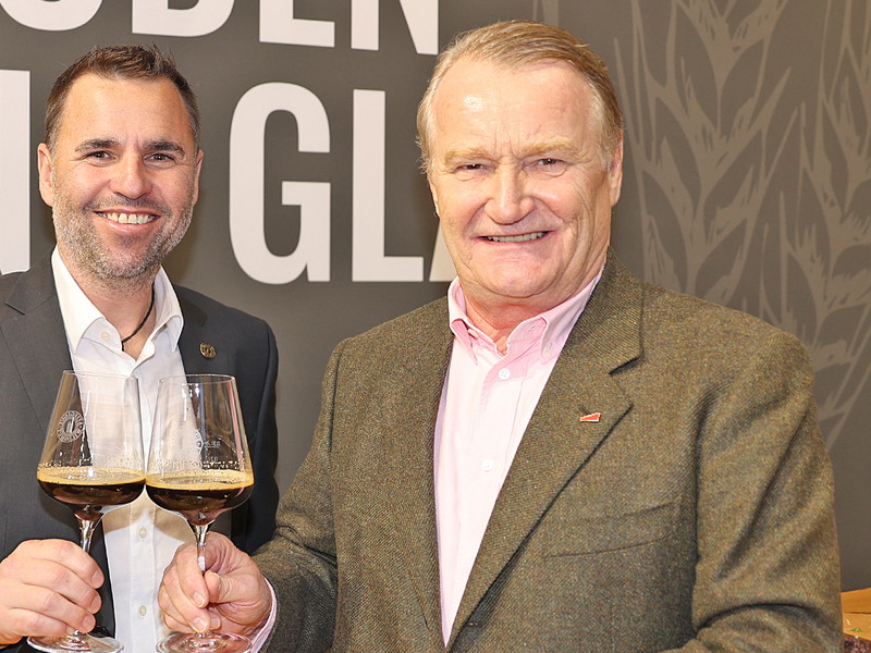 Kreativbraumeister Markus Trinker mit Stiegl-Eigentümer Heinrich Dieter Kiener bei der »Sonnenkönig Premiere«.