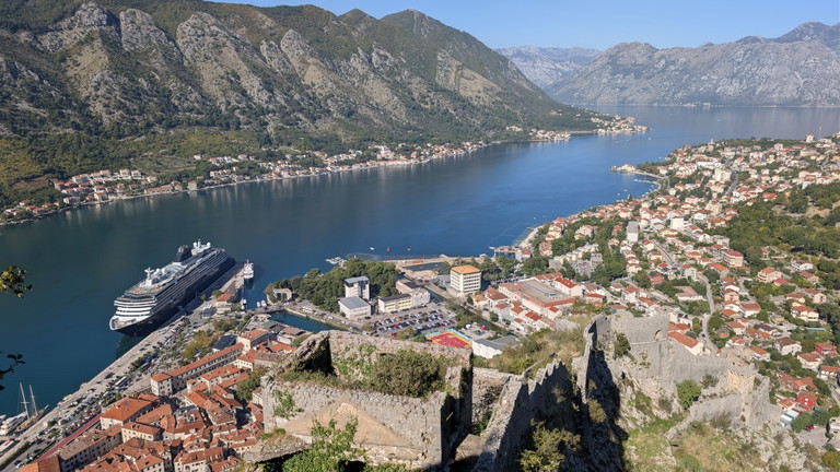 Explora I nella baia di Kotor, Montenegro
