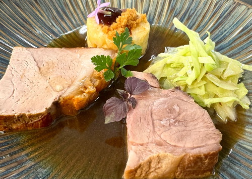 Erich Schwingshackl: Zweierlei Schweinsbraten vom Nacken und der Schulter mit geröstetem Serviettenknödel, Bayerischem Kraut und Natursaft.
