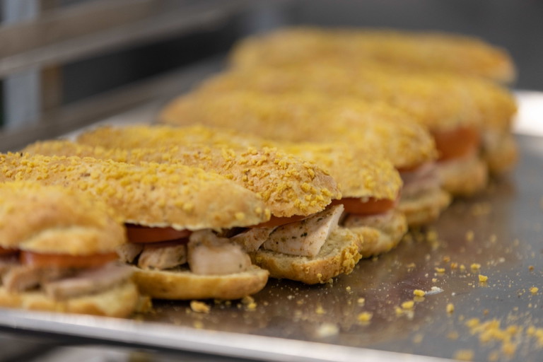 Das Chicken Sandwich von «Sprüngli» wird von «gategourmet» hergestellt, nur die Rezeptur stammt von der Confiserie.
