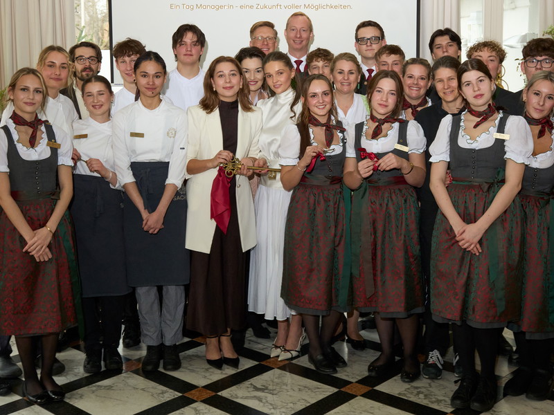 © Sacher Communications