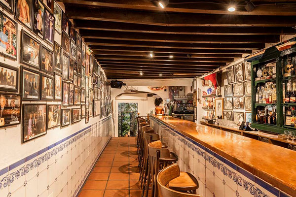 Il bancone della Bodegas El Pimpi