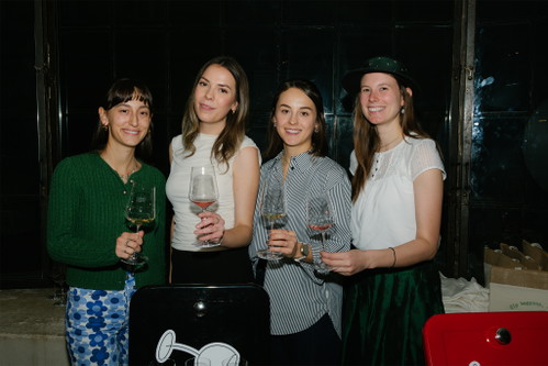 Die Winzerinnen Sophie Wieninger, Maria Liegenfeld, Laura Hummel und Magdalena Niederl