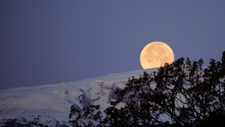 Mond über dem Schweizer Juragebirge