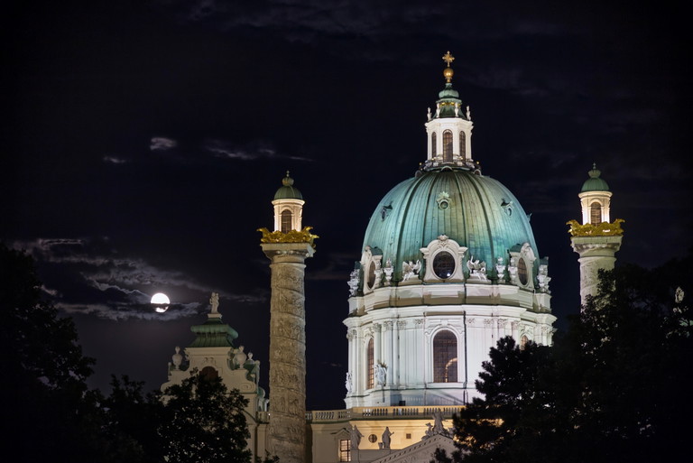 Mond hinter der Karlskirche in Wien