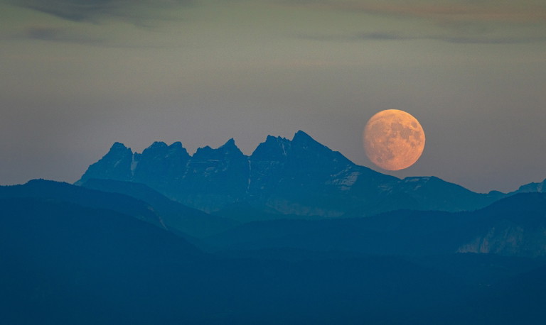 Mond hinter den Schweizer Alpen