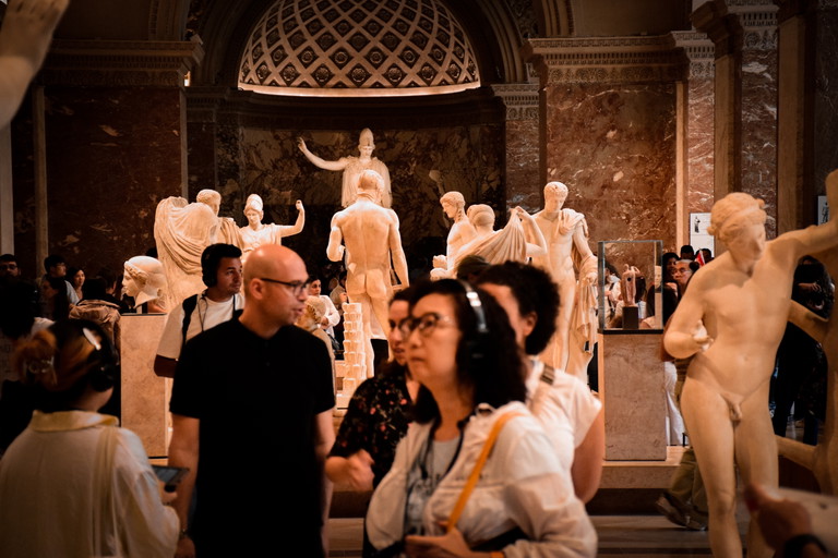 Besucher:innen im Louvre, Paris