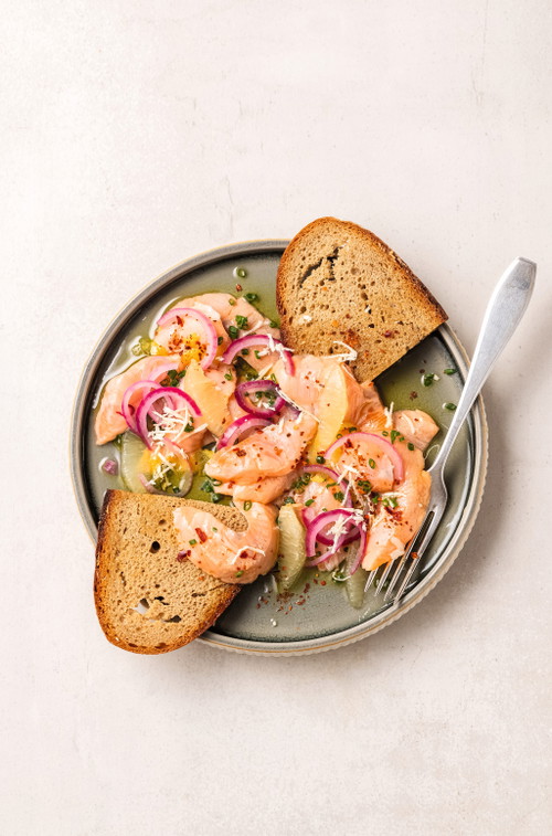 Saiblings-Ceviche mit Meerrettich und Sauerteigbrot


