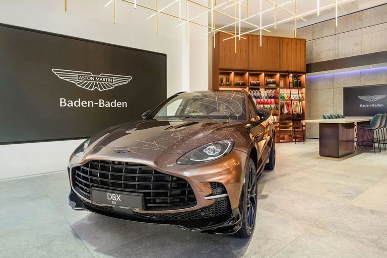 Offizielle behördliche Werte für Kraftstoffverbrauch in Liter/100 km für den Aston Martin DBX 707 GPF: WLTP niedrig 22; WLTP mittel 14; WLTP hoch 12,1; WLTP extrahoch 13,3; WLTP kombiniert 14,2. WLTP CO2-Ausstoß 323 g/km. Effizienzklasse G.