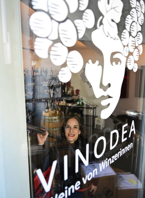 Madlaina Dosch in ihrer Vinothek »Vinodea«