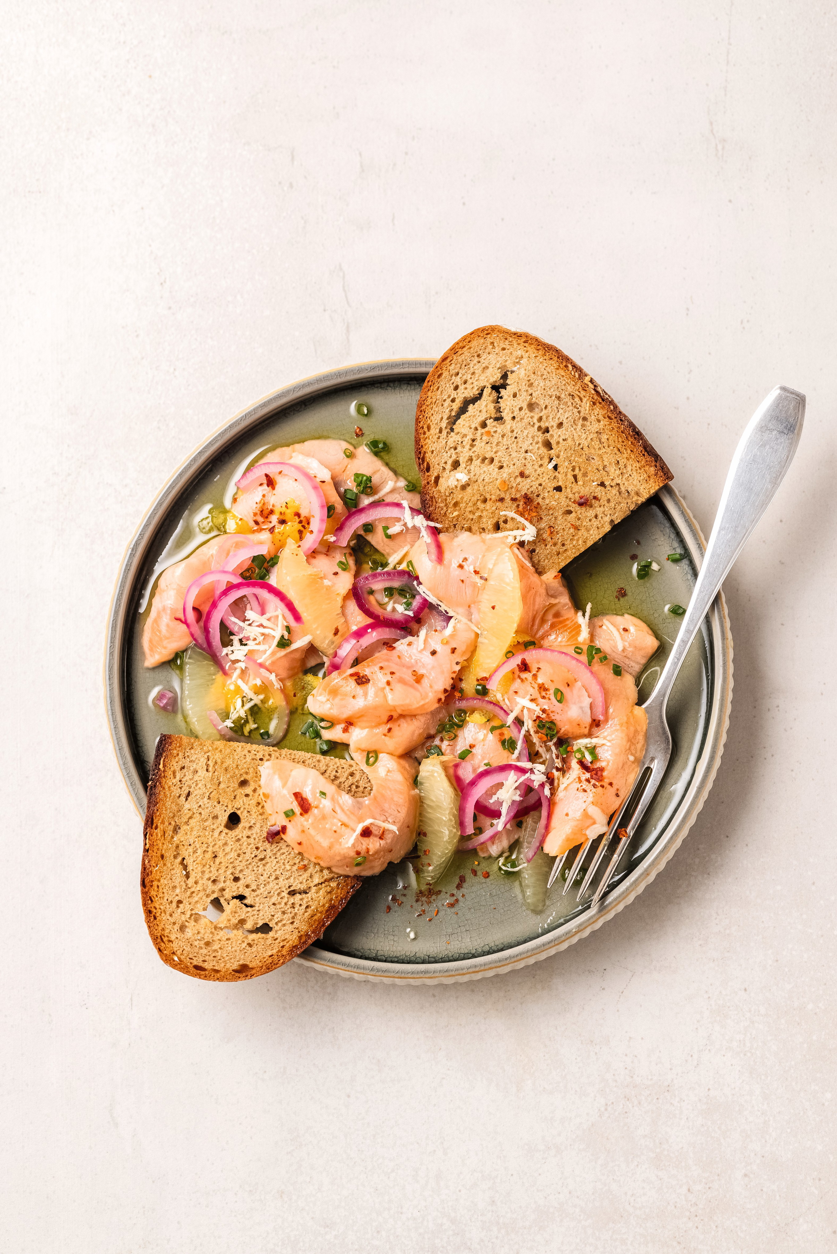 Saiblings-Ceviche mit Meerrettich und Sauerteigbrot - Rezepte - Falstaff