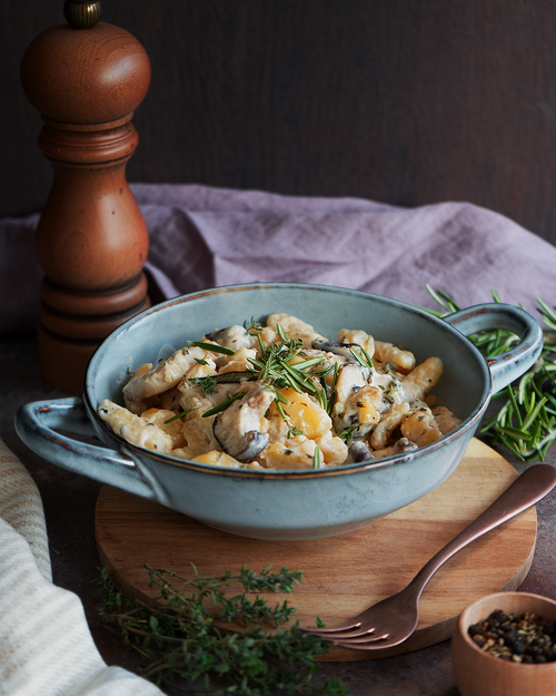 Eine Spätzli-Pfanne mit Edelpilzen